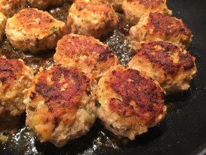 Kyllingefrikadeller med pesto